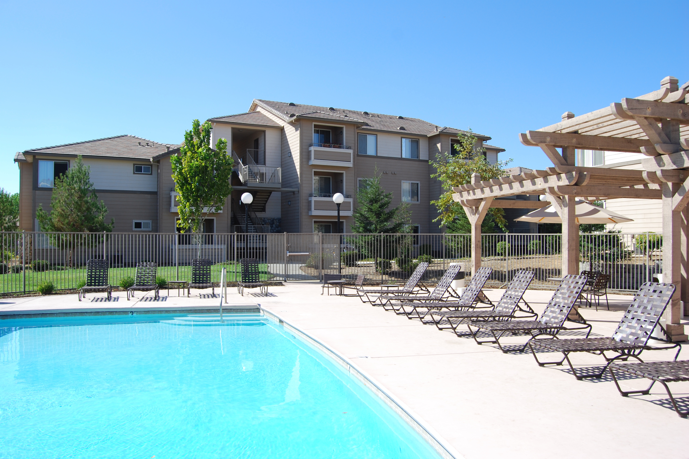 pool-deck-apartment apartment pressure washing McDonough